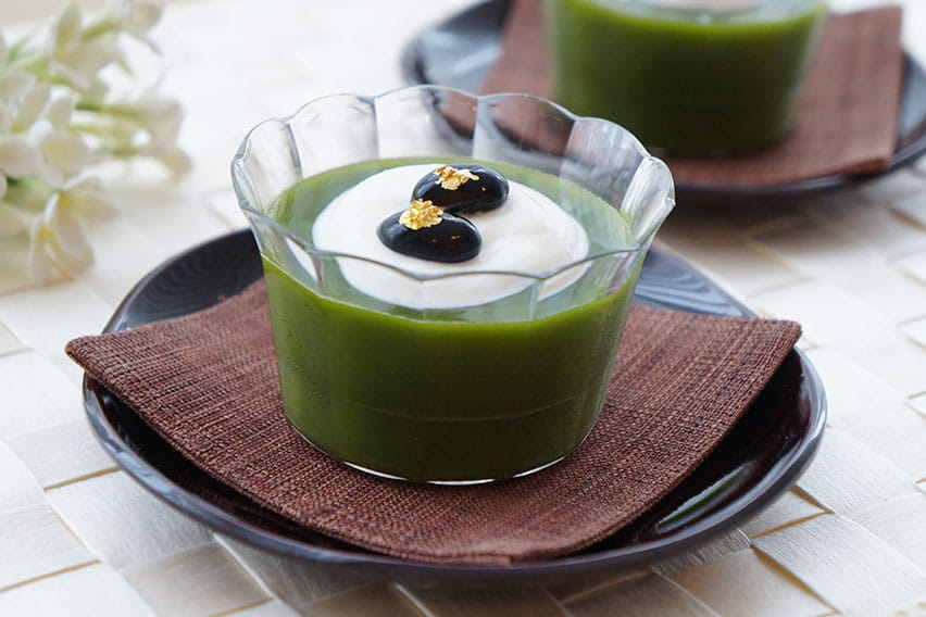 Making sweets using gold leaf from Kanazawa