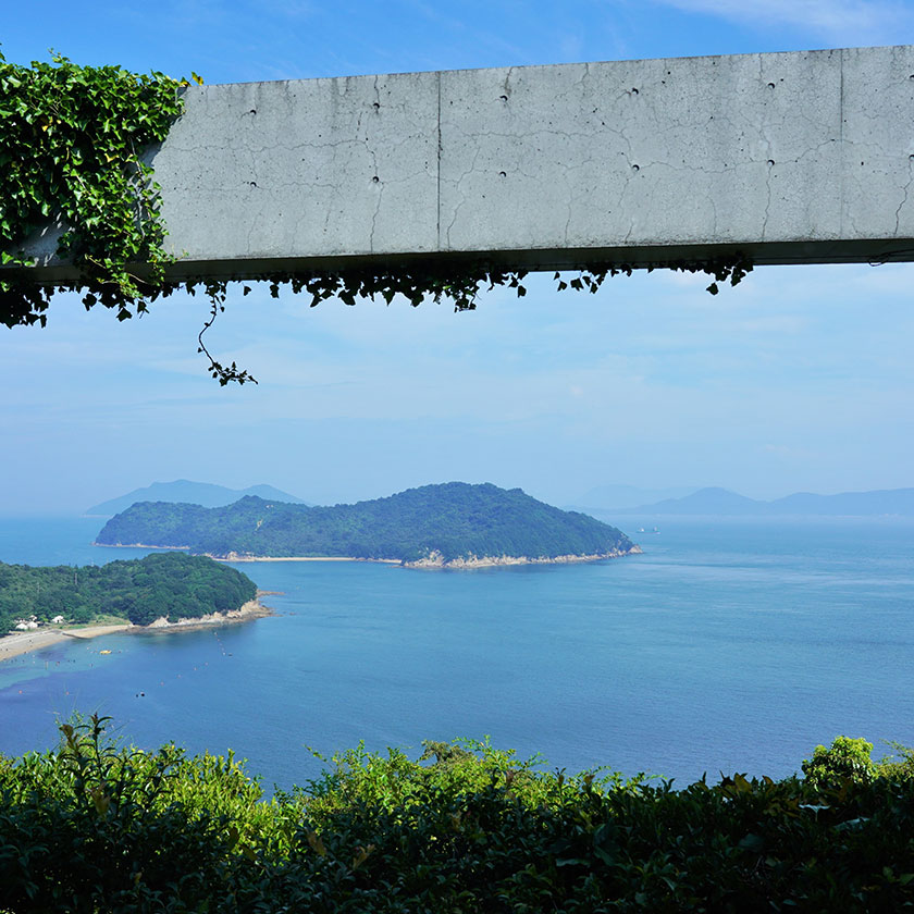 Transfer:<br>
Takamatsu Port<br>
(15 min) →<br>
Naoshima ferry<br>
(50 min)

