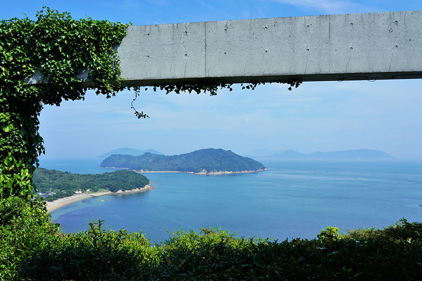 Transfer:<br>
Takamatsu Port<br>
(15 min) →<br>
Naoshima ferry<br>
(50 min)
