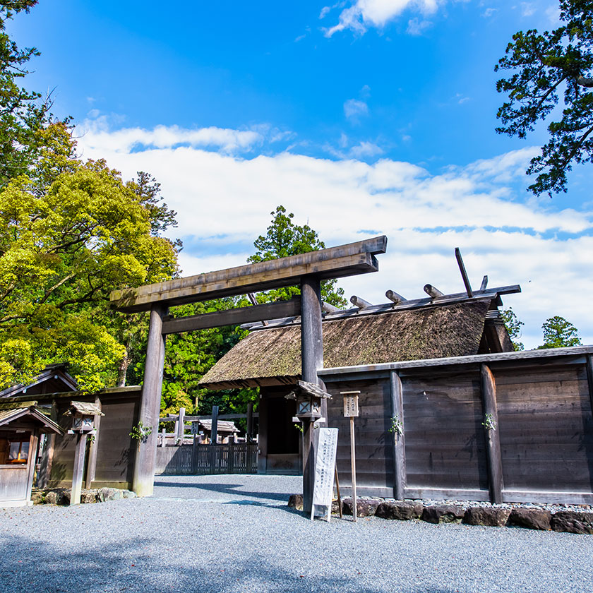 Route Options:<br>
―From Nachi-Katsuura:<br>
JR Limited Express Kuroshio<br>
to Matsusaka (3.5–4 hrs),<br>
then Kintetsu Ltd. Exp.<br>
to Ise (20 min).<br>
Total 4–4.5 hrs.<br>
―From Kyoto:<br>
Kintetsu Limited Express<br>
direct to Ise<br>(approx. 2 hrs).