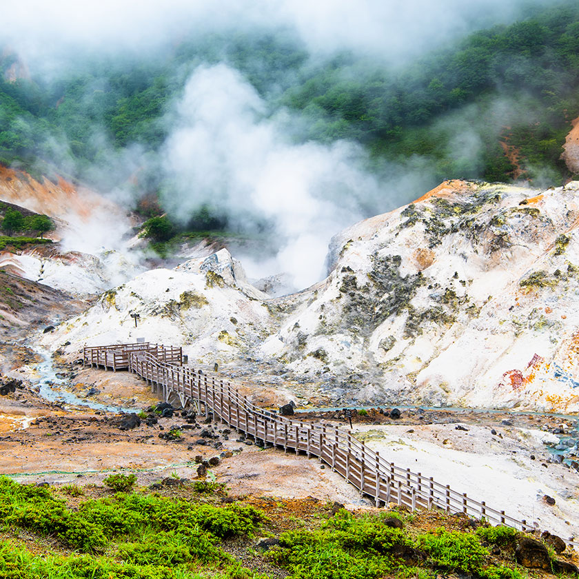 Niseko →<br>
Volcanic Lake Tōya (1.5h)<br>
Lake Tōya →<br>
Noboribetsu (1h).