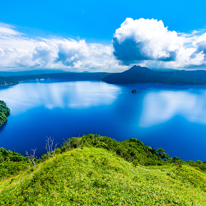 Shiretoko Utoro →<br>
Rausu (1h) →<br>
Shibetsu or Rausu rivers<br>
(seasonal stop) →<br>
Lake Kussharo & Sunayu<br>
(1.5h) →<br>
Lake Mashu (40 min) →<br>
Lake Akan (1h30)