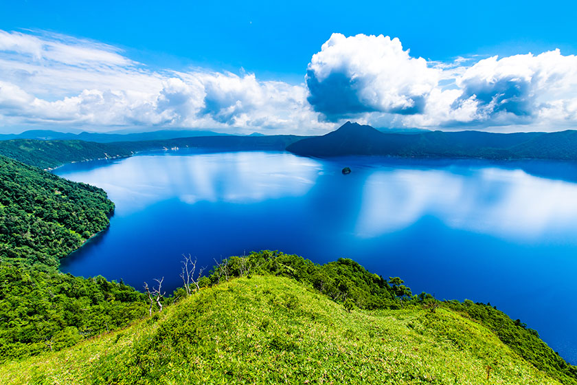 Shiretoko Utoro →<br>
Rausu (1h) →<br>
Shibetsu or Rausu rivers<br>
(seasonal stop) →<br>
Lake Kussharo & Sunayu<br>
(1.5h) →<br>
Lake Mashu (40 min) →<br>
Lake Akan (1h30)