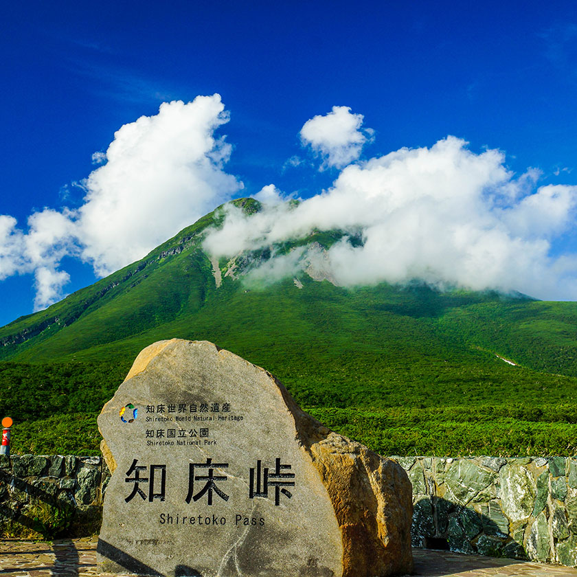 Shiretoko Utoro →<br>
Shiretoko Pass<br>
(40 min by car) →<br>
Utoro Port (for cruise) →<br>
hotel